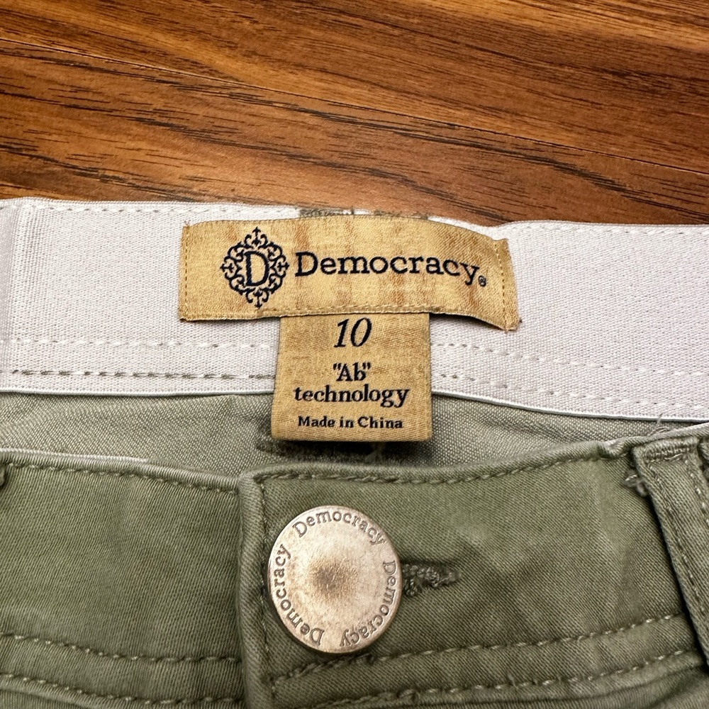 Democracy Women's Skinny Jeans in Olive - Picture 4 of 4